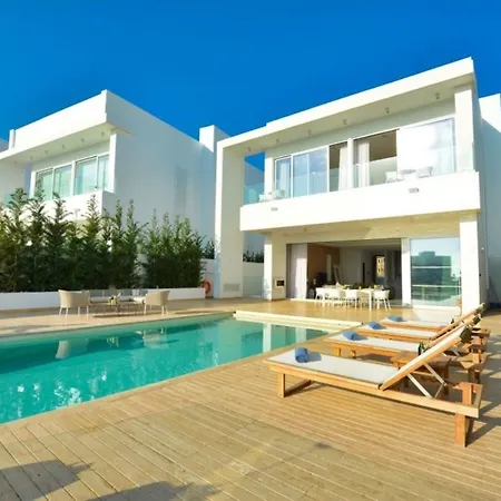 Your Dream Holiday With Private Pool In Most Exclusive Neighbourhood Paralimni 1332 بروتاراس