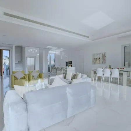 Your Dream Holiday With Private Pool In Most Exclusive Neighbourhood Paralimni 1332 فيلة *