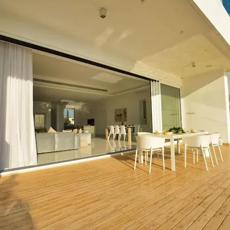 Villa Your Dream Holiday With Private Pool In Most Exclusive Neighbourhood Paralimni 1332